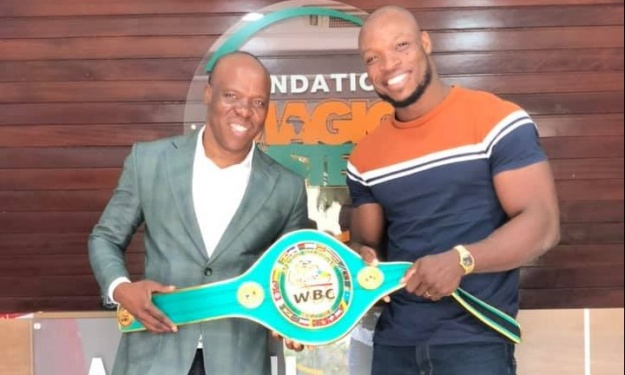 Oly La Machine présente sa Ceinture de Champion au lead vocal du groupe Magic System