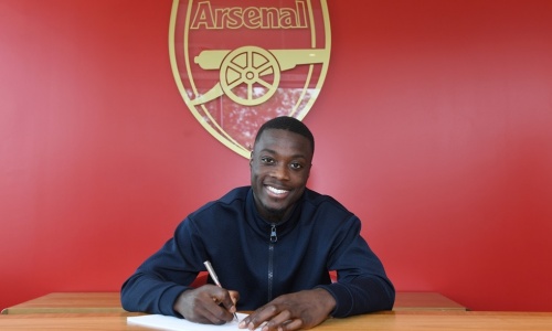Pépé tout sourire lors de la signature de son contrat record à Arsenal (Vidéo)