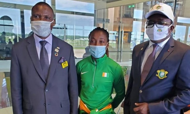 Porte drapeau de la Côte d’Ivoire, Ta Lou et le Ministre des Sports sont arrivés sur le sol Japonais