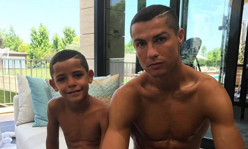 Potins : Ronaldo aurait payé 200 000 € pour ses jumeaux