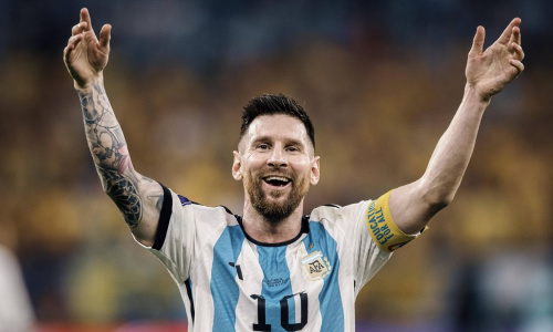Pour immortaliser le sacre de l’Argentine à la Coupe du monde, un supporteur se fait tatouer le nom de Messi sur son visage