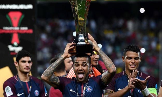 Pour son 1er match officiel, Daniel Alves offre le Trophée des Champions au PSG