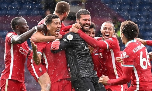 Premier League (36è J) : Alisson Becker marque et maintient les Reds dans la course à la C1 (vidéo)