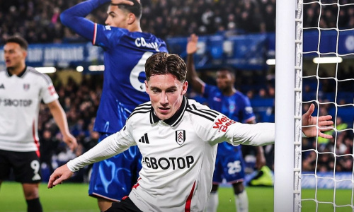 Premier League : Chelsea s’incline devant Fulham, Newcastle écrase Aston Villa, Tottenham chute à Forest