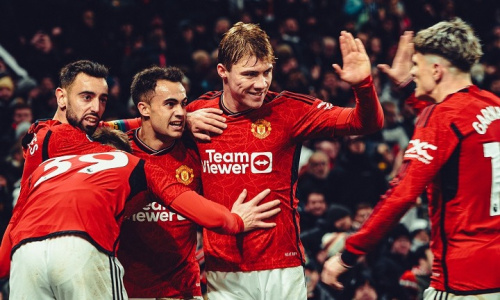 Premier League : Le champion en titre chute à Villa, Liverpool enfonce Sheffield, United s’impose dans le choc contre Chelsea