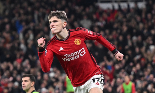 Premier League : Liverpool domine Burnley et prend la tête, United renverse Aston Villa grâce à Garnacho