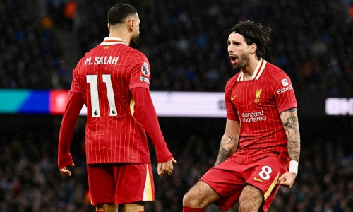 Premier League : Liverpool s’impose à Manchester City et file tout droit vers le titre