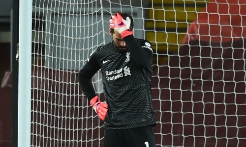 Premier League : Quand Alisson Becker fait la passe décisive à City (vidéo)