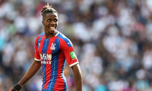 Privé de Premier League, Zaha se rabat sur le foot du quartier malgré le coronavirus