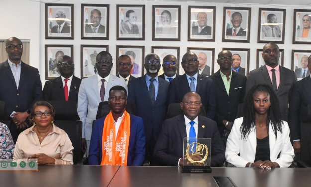Prix d'Excellence : Diabaté Bassiriki et Laurène Kimi présentent leurs trophées au Ministre Adjé Silas Metch