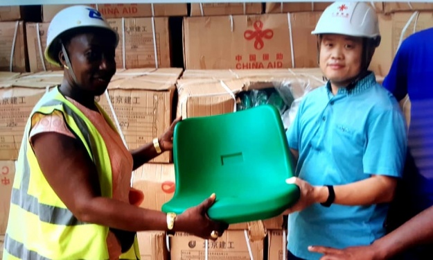 Réception des sièges du stade d'Ebimpé par Madame Abe Juliette.