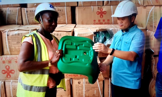 Réception des sièges du stade d'Ebimpé par Madame Abe Juliette.