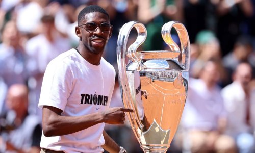 Roland-Garros : Ousmane Dembélé présente le trophée de la Ligue des Champions