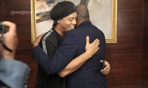 Ronaldinho chaleureusement reçu par Amadou Gon Coulibaly Ronaldinho chaleureusement reçu par Amadou Gon Coulibaly
