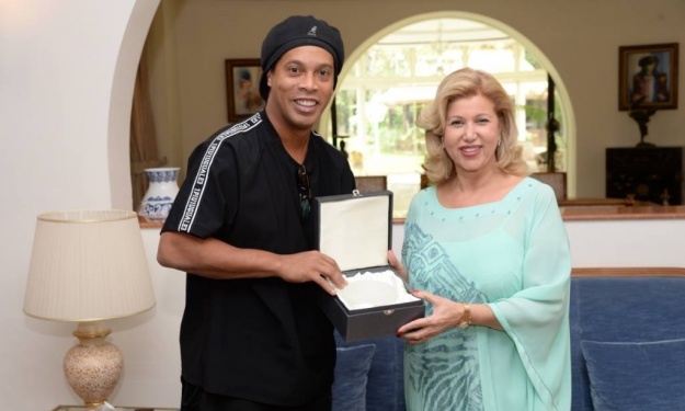 Ronaldinho et la première dame Mme Dominique Ouattara Ronaldinho et la première dame Mme Dominique Ouattara