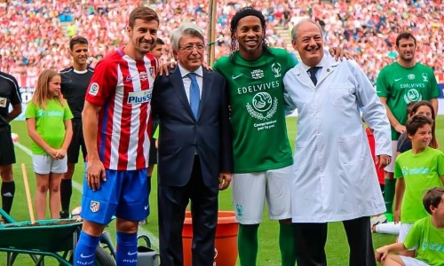 Ronaldinho était à la cérémonie d'adieu au Vicente Calderon
