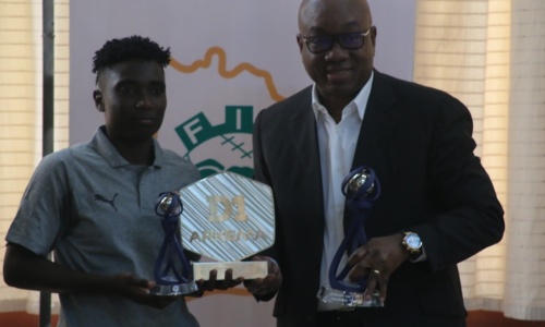 Rosemonde Kouassi a présenté au Président de la FIF son trophée de Meilleure Espoir de la D1 Féminine en France