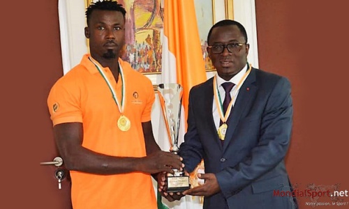 Rugby à 7 : Les Eléphants Champions Régionaux ont présenté leur trophée au Ministre des Sports