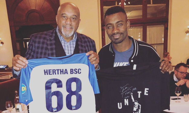 Salomon Kalou pose aux côtés de la légende Tommie Smith