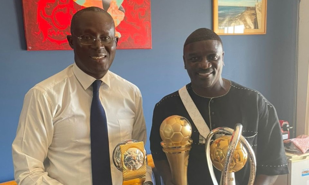 En visite à la FSF, Akon a posé fièrement avec les trophées remportés par les sélections du Sénégal
