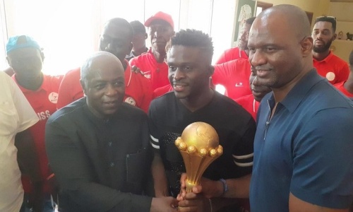 Sénégal : Patrick Vieira pose avec le trophée de la CAN et se veut optimiste pour les Lions de la Teranga au Mondial
