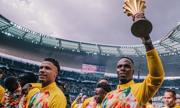 ‘‘Sénégal-Pérou’’ : Les Lions de la Téranga ont présenté le trophée de la CAN aux spectateurs du Stade de France