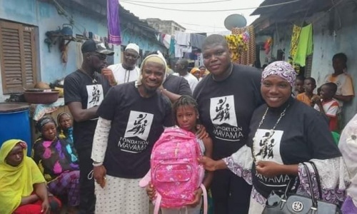 Serge Aurier aux côtés de l’un des fils de feu Hamed Bakayoko pour un don à Abobo