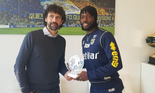 Serie A : La réaction de Gervinho après avoir reçu son trophée de meilleur joueur de novembre