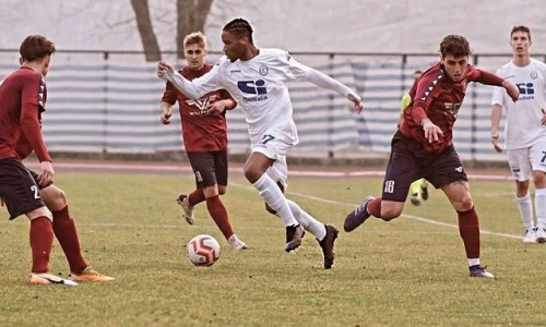 Son but et l’hommage rendu à son Père, son rêve de jouer la Ligue des Champions, son départ de Guingamp, … Isaac Drogba se dévoile