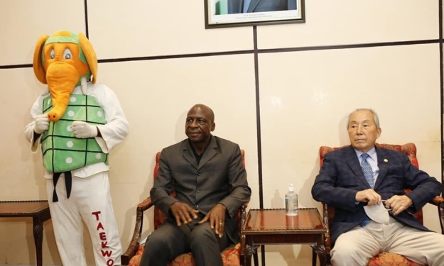 Taekwondo : L’arrivée à Abidjan du Grand-Maître KIM Young Tae pour l’inauguration du Centre Sportif, Culturel et des TIC