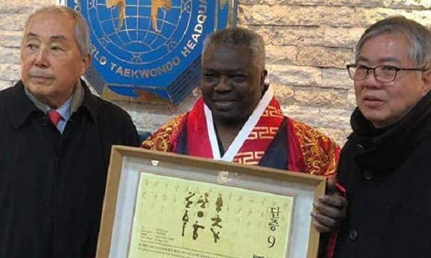 Taekwondo : le Ministre Metch félicite le Grand Maître John Benjamin pour sa ceinture noire 9è Dan