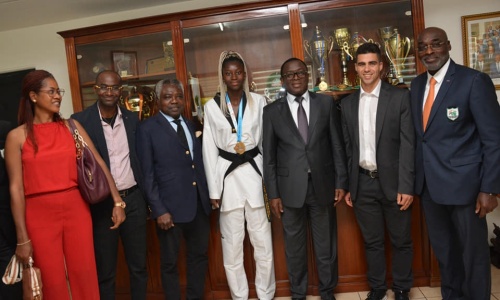 Taekwondo : médaillée d’Or au Championnat du monde des cadets, Laurène OSSIN reçue en audience par Danho Paulin