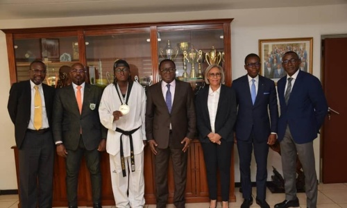 Taekwondo : Ruth Gbabgi présente sa médaille d’Or glanée à Riyad au Ministre Danho Paulin