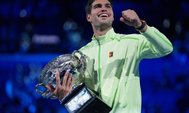 Tennis : Carlos Alcaraz terrasse Novak Djokovic et remporte son premier Open d’Australie