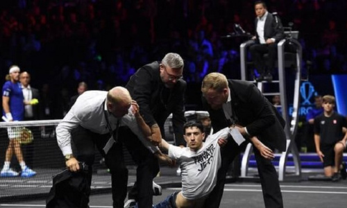 Tennis : un militant écologiste met le feu à son bras pendant un match de Laver Cup