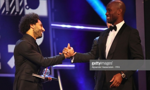 The Best – Prix Puskas : C’est Drogba qui a été chargé de remettre le trophée à Salah