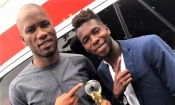Titi Koné présente son trophée de Champion d'Afrique à Drogba