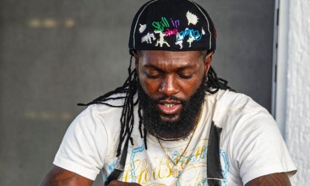 Togo : Après l'emprisonnement de 2 artistes suite à sa plainte, Adebayor plaide pour leur libération