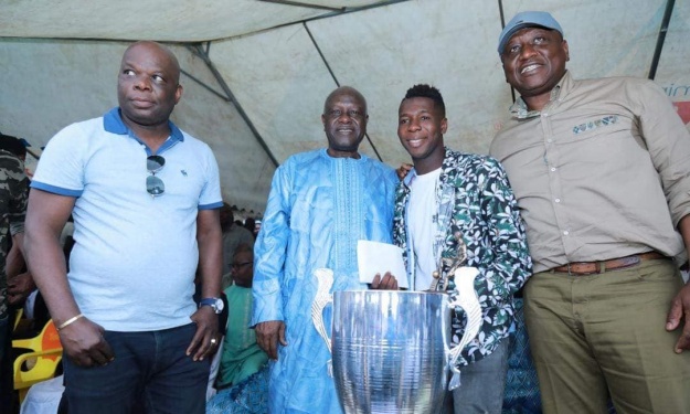 Tournoi Zébié 2018 : Aimé Zébié (à gauche) et Titi Koné (champion d'Afrique de Freestyle) ont rejoint la table d'honneur Tournoi Zébié 2018 : Aimé Zébié (à gauche) et Titi Koné (champion d'Afrique de Freestyle) ont rejoint la table d'honneur