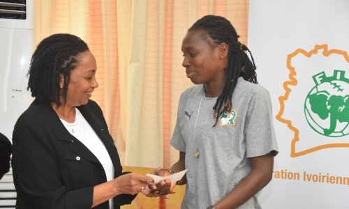 Vice-championnes du Tournoi UFOA-B, les Éléphantes ont reçu Un million de F CFA chacune