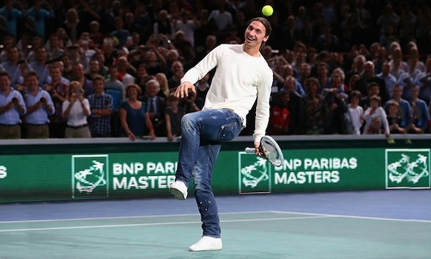 Ibra s'essaye au tennis à Bercy... avec Djokovic