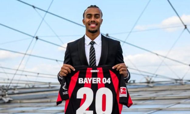 Visite médicale, signature de contrat, présentation officielle, … les coulisses du transfert de Guéla Doué à Leverkusen