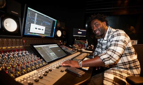 Wilfried Bony lance son label de musique pour venir en aide aux jeunes talents