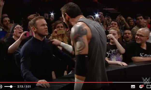 WWE: Quand Wayne Rooney colle une baffe à Wade Barrett (vidéo)