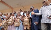 Yahia Fofana distribue des kits scolaires à des élèves à Anyama