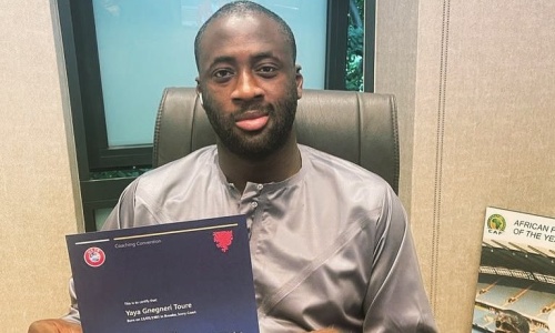 Yaya Touré présente son diplôme et laisse un message fort