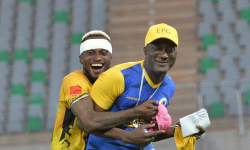 Yssouf Diabaté félicite Zouzoua Pacôme pour son titre de meilleur joueur de la Ligue 1 LONACI