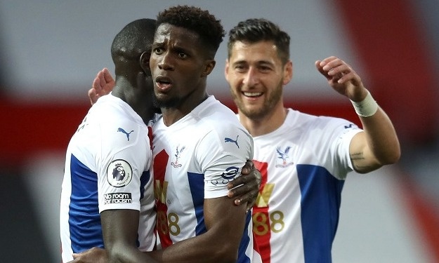 Zaha signe un doublé et punit United à Old Trafford