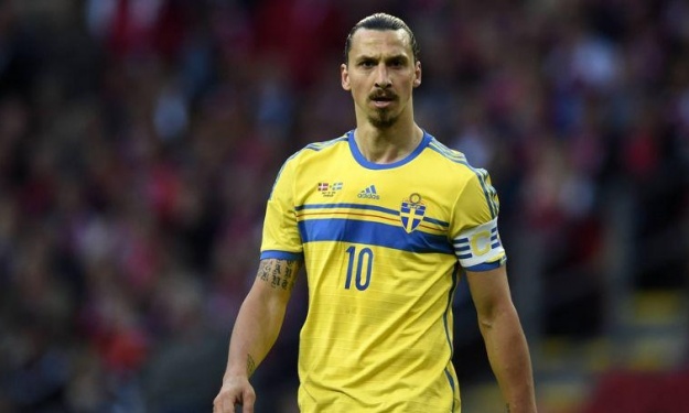 Zlatan Ibrahimovic a inscrit 62 buts en 116 apparitions avec la sélection Suédoise et a reçu le titre du meilleur joueur de football suédois de l'année, à onze reprises en 2005 et de 2007 à 2016. Zlatan Ibrahimovic a inscrit 62 buts en 116 apparitions avec la sélection Suédoise et a reçu le titre du meilleur joueur de football suédois de l'année, à onze reprises en 2005 et de 2007 à 2016.